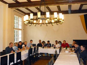 Gruppe beim Mittagstisch